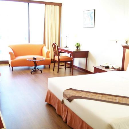 Tai Pan Hotel - Sha Plus Certified Bangkok Exteriör bild