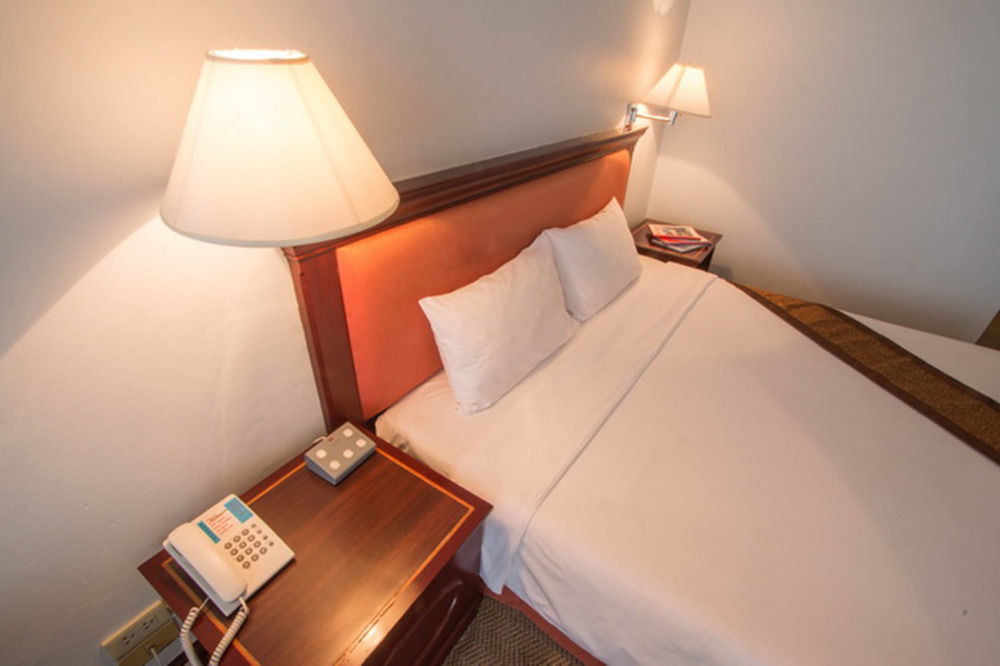 Tai Pan Hotel - Sha Plus Certified Bangkok Exteriör bild