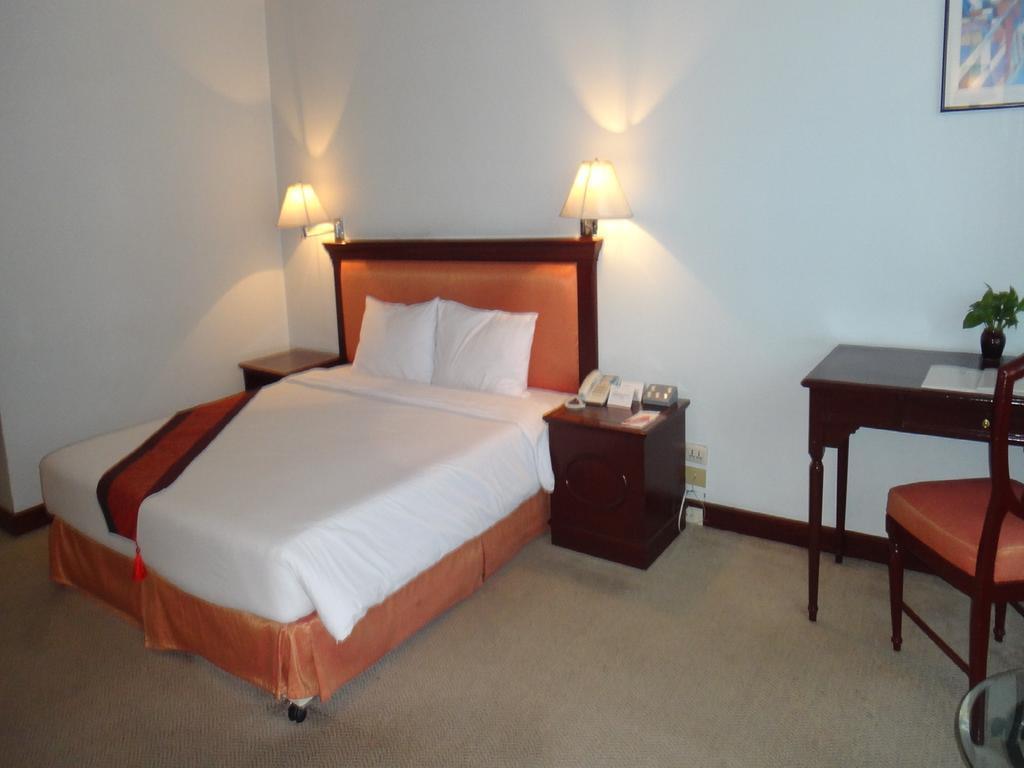 Tai Pan Hotel - Sha Plus Certified Bangkok Exteriör bild